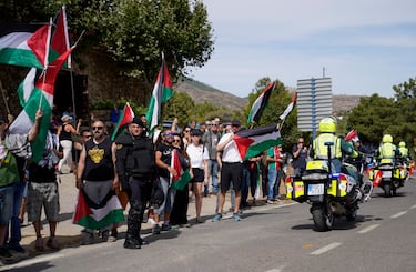 Protestas durante la 20º etapa de La Vuelta España 2025.