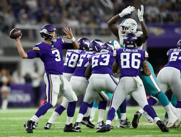 Mitch Leidner (3), de los Minnesota Vikings.