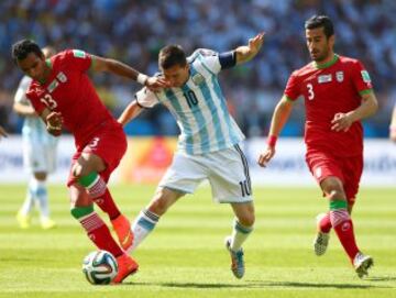 Mehrdad Pooladi y Lionel Messi durante el partido Argentina-Irán, del Grupo F del Mundial de Fútbol de Brasil 2014, que se disputa en el Estadio Mineirão.