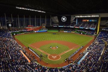 Imagen panorámica del Marlins Park momentos antes del inicio del juego. Resalta el 16 de Fernández en la pantalla principal. 