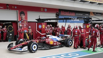 Leclerc durante una parada en Ferrari en el GP de Miami de F1.