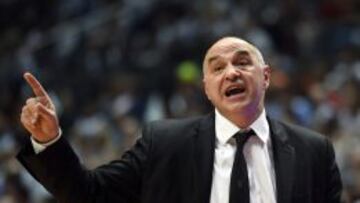 Pablo Laso da instrucciones durante el partido.