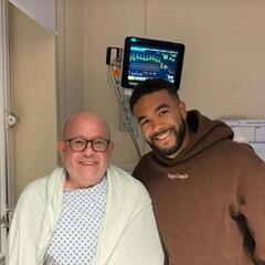 Reece James visita en el hospital a aficionado que sufrió infarto durante el Chelsea - Manchester City