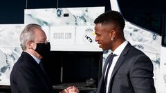 El presidente del Real Madrid, Florentino Pérez, despidiendo a Vinicius Jjr. antes de viajar a Bérgamo. 