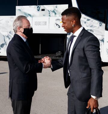 El presidente del Real Madrid, Florentino Pérez, despidiendo a Vinicius Jjr. antes de viajar a Bérgamo. 