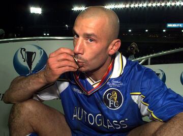 Una de las leyendas del fútbol italiano, europeo y mundia en la década los 90: fue campeón con la Sampdoria, se llevó la liga de Campeones con la Juventus y luego fue entrenador del Chelsea. Pero en 2017, se le encontró un cáncer de páncreas. Un año después explicó que había ganado a la enfermedad. Pero en 2019, el exfutbolista volvió a sufrir un tumor. Tuvo que recibir sesiones de quimioterapia. Finalmente, Gianluca declaró que el cáncer finalmente había sido nuevamente derrotado. Tras superarlo, escribió un libro 'Goals', en el que reúne 98 historias de superación humana.