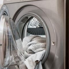 La razón por la que deberías añadir tres bolas de papel de aluminio al poner la lavadora