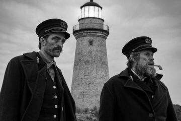 El director de notables películas como Witch o The Northman sorprendió a los espectadores de Sitges con esta onírica película rodada en 4:3 y en blanco y negro. El veterano farero Thomas Wake (Willem Dafoe) y su joven ayudante Ephraim Winslow (Robert Pattinson) deberán convivir durante cuatro semanas en un faro en una remota isla de Nueva Inglaterra en 1890. Poco a poco la soledad y el aislamiento comienza a pasarles factura y los conflictos no tardarán en aparecer.