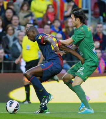 Abidal protege el balón de Acquafresca.