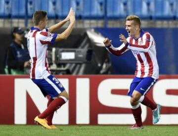 Antoine Griezmann celebrando su gol, el tercero para el Atlético con  Guilherme Siqueira 