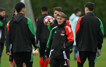 Arsenal's Norwegian midfielder #08 Martin Odegaard (C) takes part in a training session at the Arsenal Training centre in Shenley on January 28, 2025, on the eve of their UEFA Champions League football match against Girona. (Photo by Glyn KIRK / AFP)