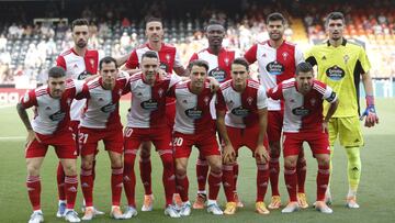 La alineación titular del Celta en Mestalla posa antes del partido contra el Valencia.