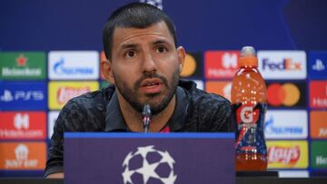 El delantero argentino del Barcelona, ​​Kun Agüero, se dirige a una conferencia de prensa en Barcelona el 19 de octubre de 2021, en la víspera del partido de fútbol del Grupo E de la primera ronda de la UEFA Champions League contra el Dynamo de Kiev.