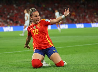 Athenea del Castillo celebrando su gol el primero para España. 
