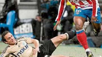 <b>RÁPIDO. </b>Sinama se marcha en velocidad por la banda izquierda atlética del defensor del Olympique de Marsella Bonnart.