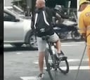 El sorpresivo paseo de Sampaoli en bicicleta que se hizo viral