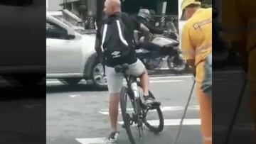 El sorpresivo paseo de Sampaoli en bicicleta que se hizo viral