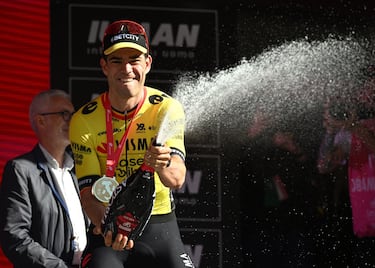 Van Aert celebra en el podio la victoria de etapa.
