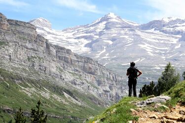 Está situado en el macizo del mismo nombre, en el parque nacional de Ordesa y Monte Perdido, es la montaña de caliza más alta de Europa. En él encontramos uno de los últimos glaciares de la Penísula Ibérica, en la cara norte. La localidad más cercana es Torla-Ordesa.  