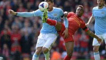 Javi Garc&iacute;a y Sterling, en un momento del partido.