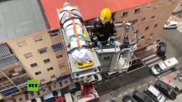 La actuación de los bomberos en Málaga para ayudar a un paciente