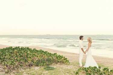 El surfista sudafricano de olas grandes, campeón del Big Wave Tou 2019, ha estado enviando mensajes de ánimo durante la cuarentena. También ha enseñado su 'quiver ecológico' y ha promocionado los productos de su pareja para 'eliminar el bello' de manera permanente. Ah! Y han celebrado su aniversario de bodas...