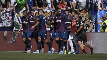 Los jugadores del Levante felicitan a Roger despu&eacute;s de que este marcara el 0-1 en Butarque.