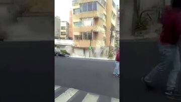 El impactante derrumbe de un edificio tras el terremoto