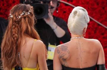 Maria Menounos y Lady Gaga.