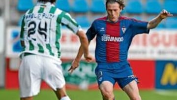 <b>ATENTO. </b>Pablo Ruiz intenta evitar una jugada de ataque del conjunto armero.