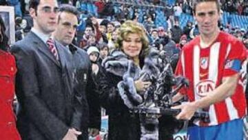 <b>CAMPEÓN. </b>Zahínos recibe el trofeo del II Memorial Jesús Gil de manos de Mª Ángeles, viuda del ex presidente atlético.