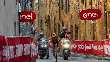 Van Aert, baja en la Strade Bianche