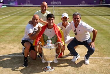 El tenista español posa con el trofeo acompañado de su padre, Carlos Alcaraz González y de miembros de su equipo. 
 