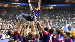 Los jugadores del Barça mantean a Antonio Carlos Ortega después de conquistar la Champions de balonmano.