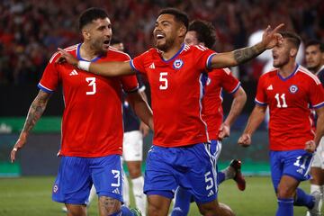 Díaz convirtió el 1-0 parcial contra Paraguay. 