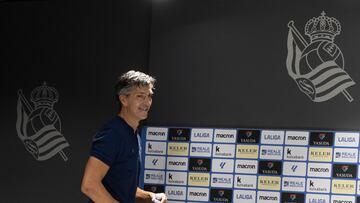 GRAFCAV6694. SAN SEBASTIÁN (ESPAÑA), 31/08/2024.- El entrenador de la Real Sociedad, Imanol Alguacil, durante una conferencia de prensa celebrada este sábado en el campo de entrenamiento de Zubieta, previa al partido del domingo en Getafe y un día después del cierre del mercado de fichajes. EFE/Juan Herrero