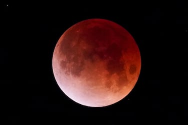 La Luna sale en Mexicali, México.