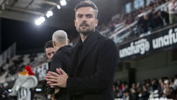 09-12-24. RUBÉN ALBÉS, ENTRENADOR ROJIBLANCO, ANTES DE COMENZAR EL PARTIDO CARTAGENA-SPORTING.