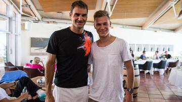Roger Federer posa junto al futbolista del Bayern de Múnich Joshua Kimmich antes de su debut en la Mercedes Cup.