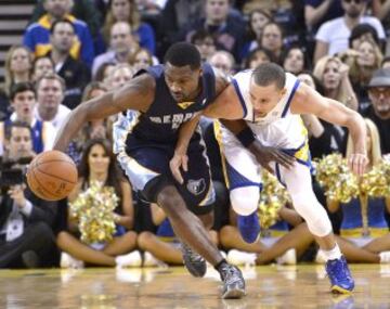 Stephen Curry (R) trata de roba el balón a Tony Allen (L).