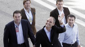 El ex president de la Generalitat Francisco Camps saluda durante una visita al circuito de F&oacute;rmula 1 de Valencia.