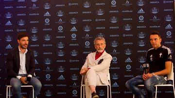 Pablo Pintos, productor ejecutivo de DAZN, y Carlos Mouriño, presidente del Celta, junto a Iago Aspas en el acto celebrado en la sede del club vigués.