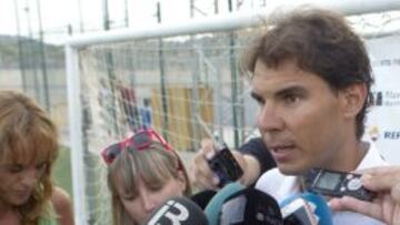 Rafael Nadal atiende a unos periodistas.