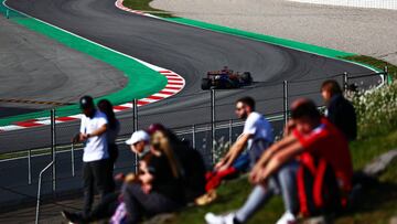 MONTMELO, SPAIN - MARCH 01: Fans watch Carlos Sainz of Spain driving the (55) McLaren F1 Team MCL34 Renault on track during day four of F1 Winter Testing at Circuit de Catalunya on March 01, 2019 in Montmelo, Spain. (Photo by Dan Istitene/Getty Images)