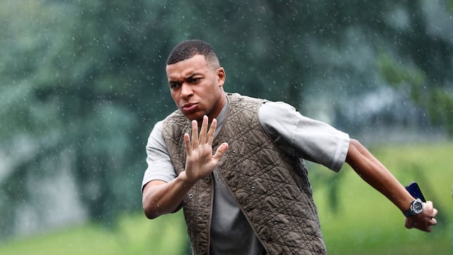 Who is Kylian Mbappé off the field? Family, girlfriends, hobbies, businesses...