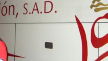 El autobús del Sporting, apedreado.