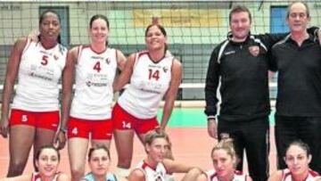 <b>APUROS. </b>Al completo, el Murcia se mostraba intratable; sin extranjeras se quedó con lo justo.