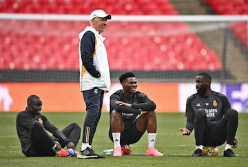 Carlo Ancelotti con Ferlan Mendy, Aurelien Tchouameni y Antonio Rüdiger.