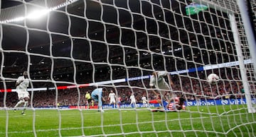 1-1. Balón al espacio para Ángel Correa, dribla a Thibaut Courtois en el mano a mano y con la oposición de Militao, anota a puerta vacía para igualar el marcador en el minuto 93.