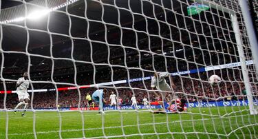 1-1. Balón al espacio para Ángel Correa, dribla a Thibaut Courtois en el mano a mano y con la oposición de Militao, anota a puerta vacía para igualar el marcador en el minuto 93.